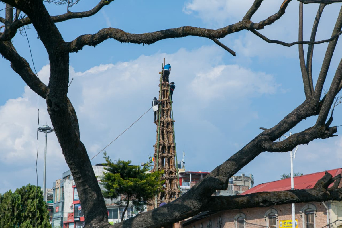 आस्था र कलाको जीवन्त सङ्गमः काठमाडौंको मुटुमा ठडिँदै सेतो मत्स्येन्द्रनाथको भव्य रथ (फोटो फिचर)