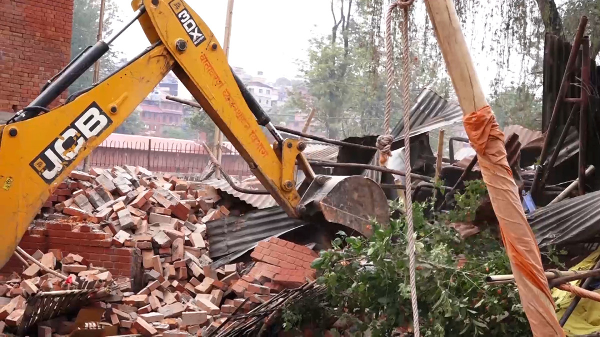 पशुपतिको जग्गामा बनेका अनधिकृत टहरामाथि काठमाडौं महानगरले चलायो डोजर