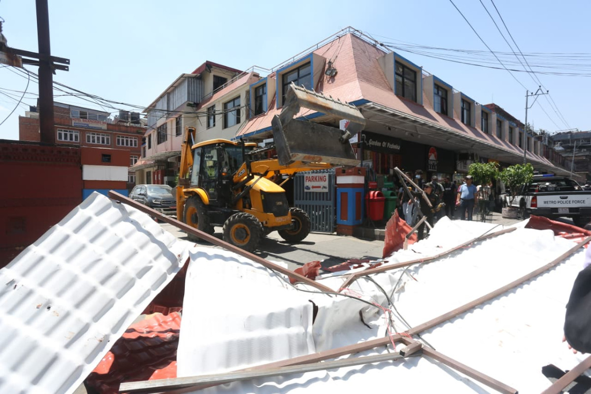 त्रिदेवी मन्दिर परिसरका अनधिकृत संरचनामा चल्यो महानगरको डोजर (तस्बिरसहित)