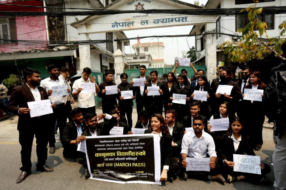 ‘ए सुन सरकार सुनिदिनुपर्‍यो’ भन्दै कानूनका विद्यार्थीको मार्चपासः (तस्बिरहरु)