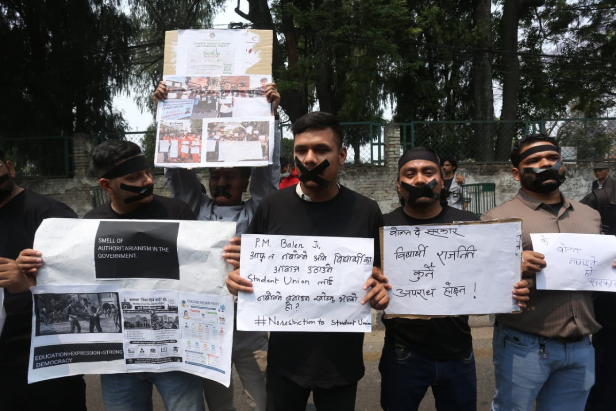 त्रिचन्द्रका विद्यार्थी सडकमाः सरकारी प्रतिवन्धको तयारीको विरोध (तस्बिरहरु)