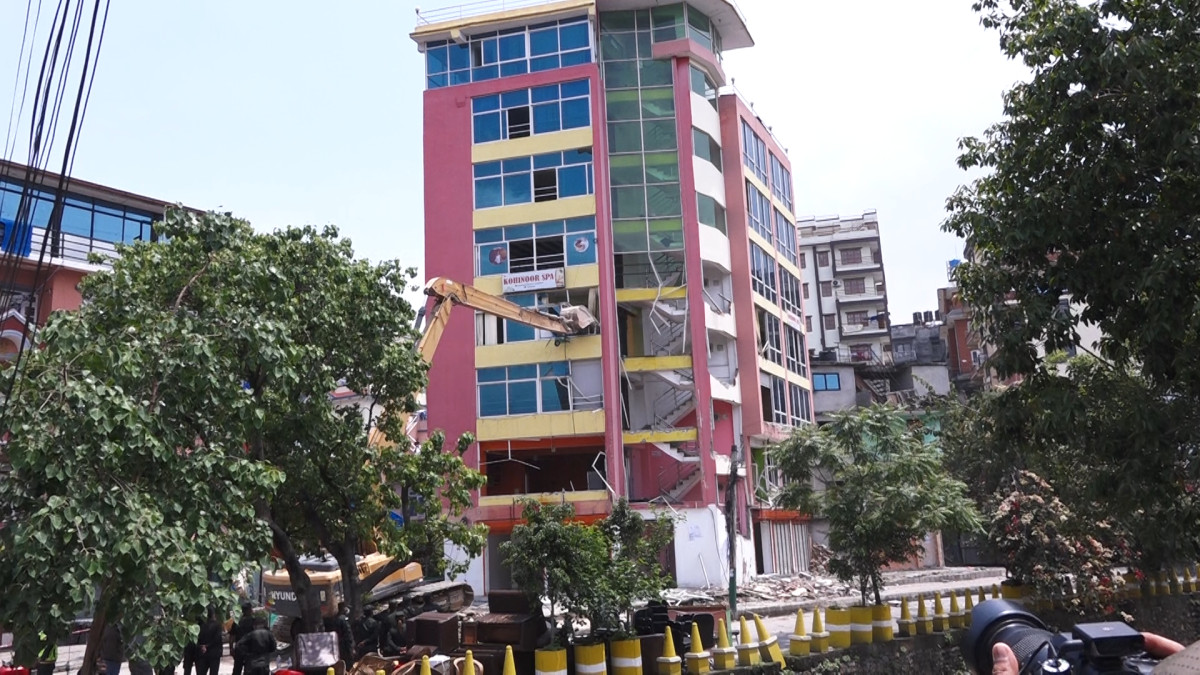धोविखोलामा सडक मिचेर बनाइएको सात तले घरमा लगाइयो डोजर