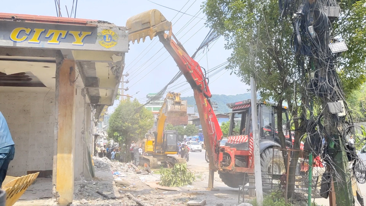 फिर्केखोला अतिक्रमण गरी बनाइएका अवैध संरचना हटाउन पोखरा महानगरद्वारा डोजर परिचालन