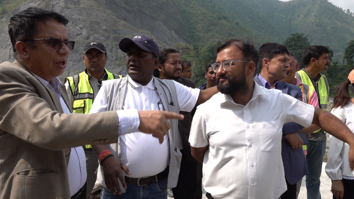विपी राजमार्ग पुनर्निर्माणको काम अघि बढ्यो, समयमै सक्न पूर्वाधारसचिवकाे निर्देशन