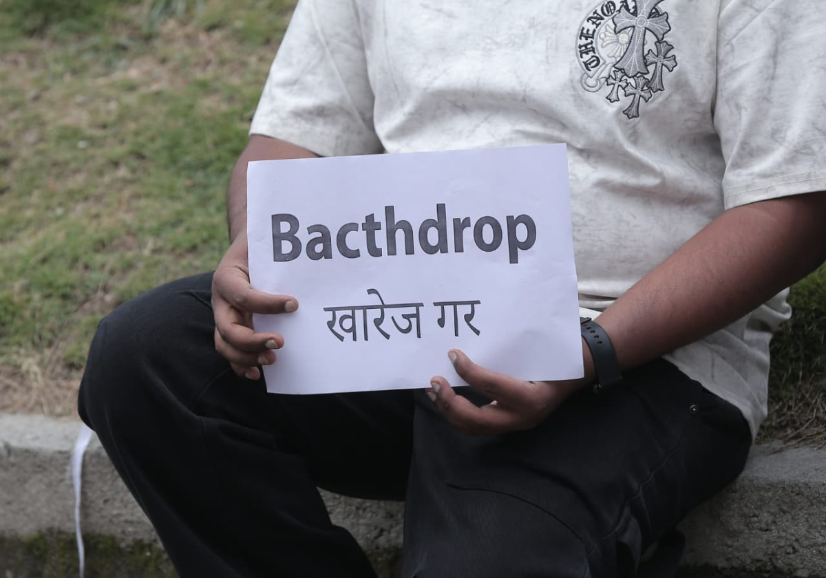 चिकित्सा शास्त्रका विद्यार्थीद्वारा माईतीघरमा विशाल प्रदर्शनः ‘ब्याच ड्रप’ नियम खारेज र न्यायपूर्ण परीक्षाको माग (तस्बिरहरु)