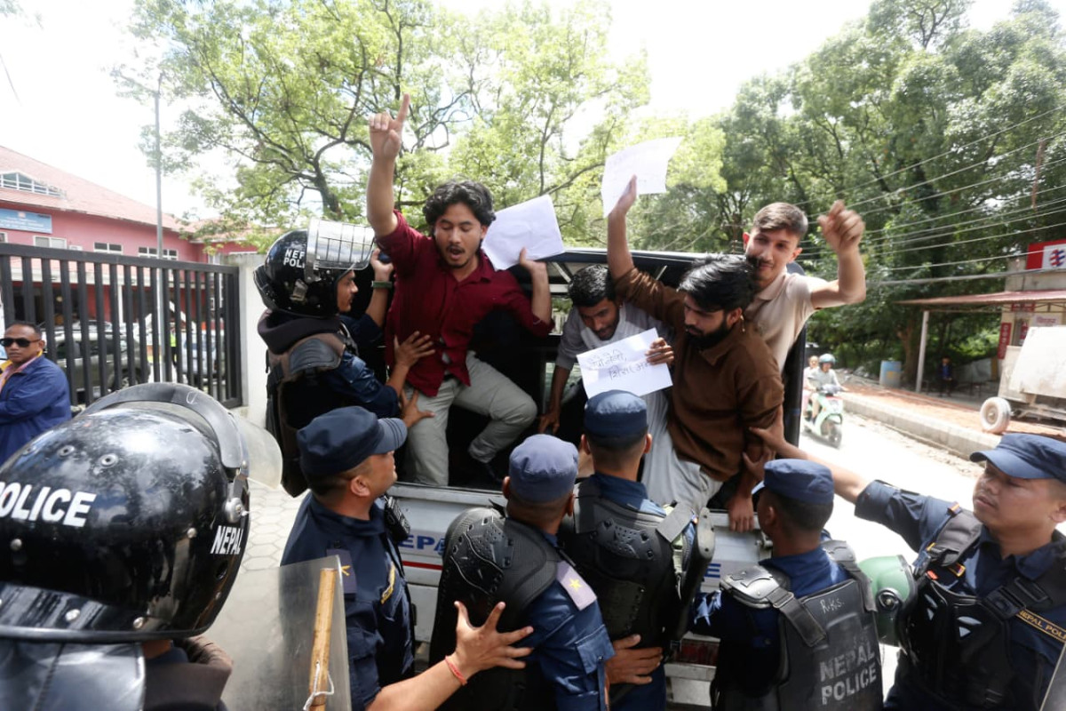 त्रिभूवन विश्वविद्यालयमा शिक्षामन्त्री पोखरेलविरुद्ध विद्यार्थीको प्रदर्शन, केही प्रदर्शनकारी नियन्त्रणमा (तस्बिरहरु)