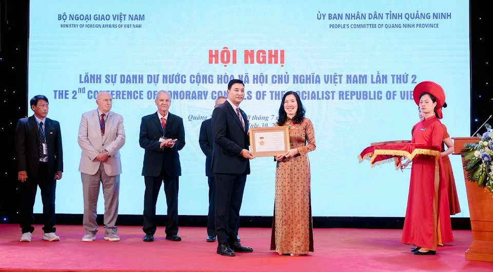 भियतनाम सरकारद्वारा अवैतनिक महावाणिज्यदुत राजेशकाजी श्रेष्ठ सम्मानित